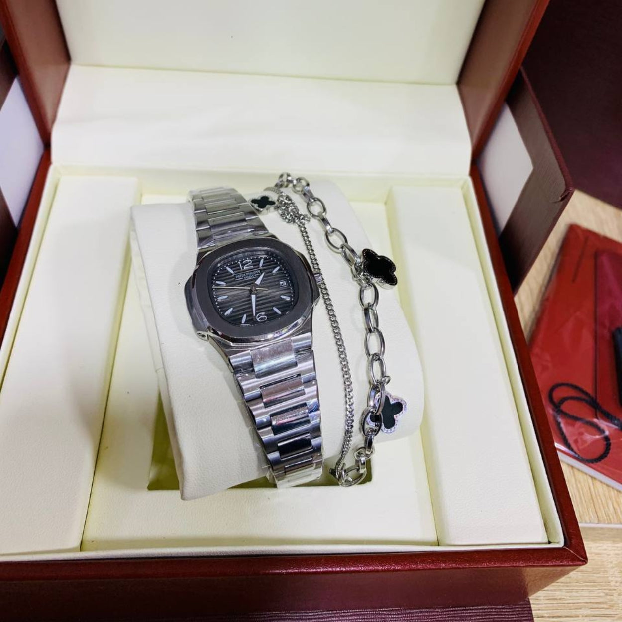 Montre Patek Fond Noir Pour femme