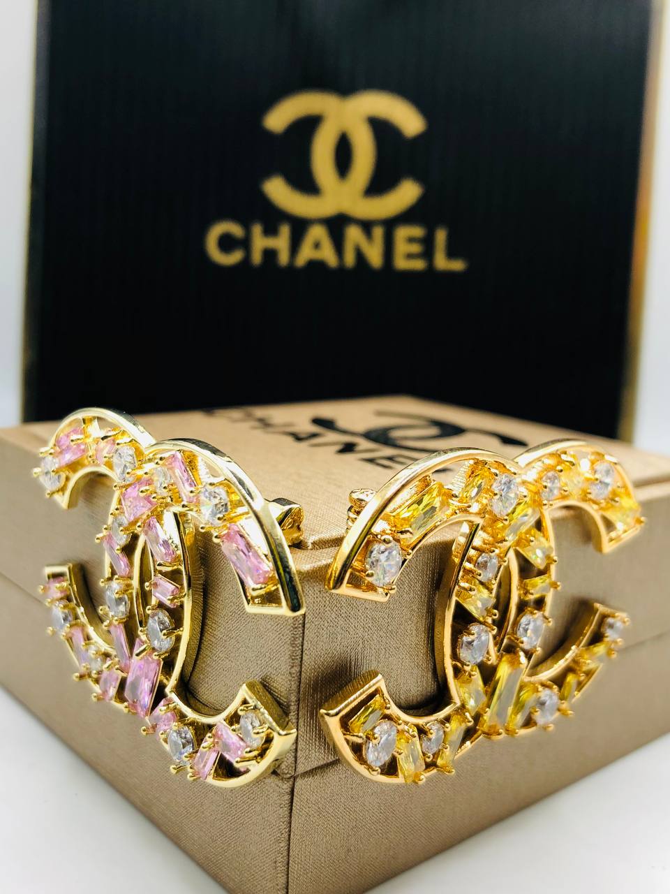 Broche doré CHANEL