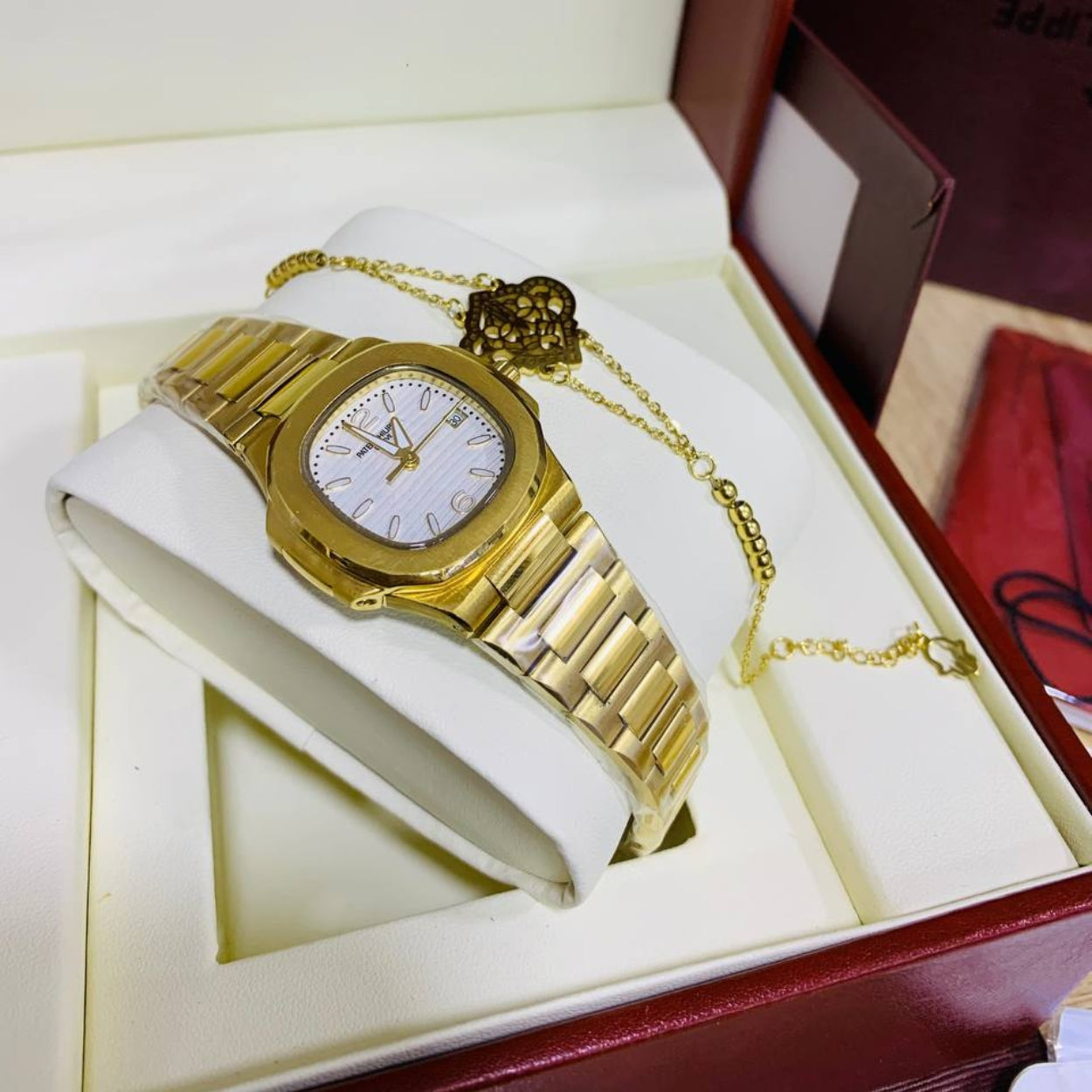 Montre Patek Dorée Fond Blanc Pour femme